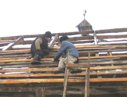 В.А.Гречухин и Г.М.Махаев на крыше построяемого театра....