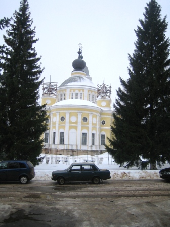 Вид на Успенский собор г.Мышкина со ступеней здания Администрацыи